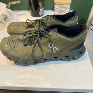 On Cloud tennis shoes! Army green. Size 9 men’s.